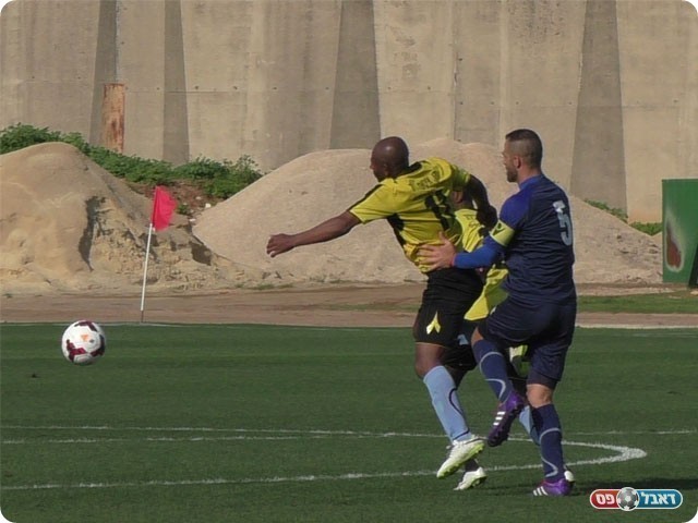 כפר סבא ניסתה. דוס סנטוס והצל, רועי אליהו (שקד מורג)